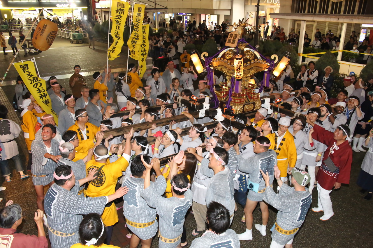 Let's carry the omikoshi togerher. Fukuro Festival
