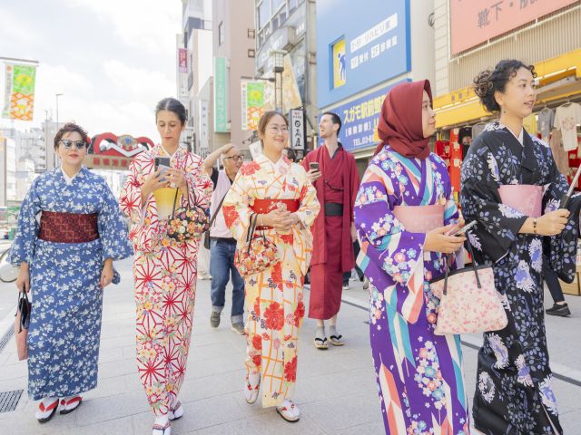 Let's go out into town wearing a Kimono.